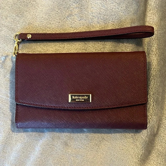 💼 HOST PICK🌸🌸Kate spade iPhone wristlet WLRU2666 Laurel Way deep plum NWT - Picture 1 of 11